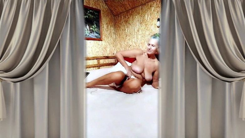 Lukerya: La Casalinga Bollente Lukerya Con Un Enorme Dildo Su Un...