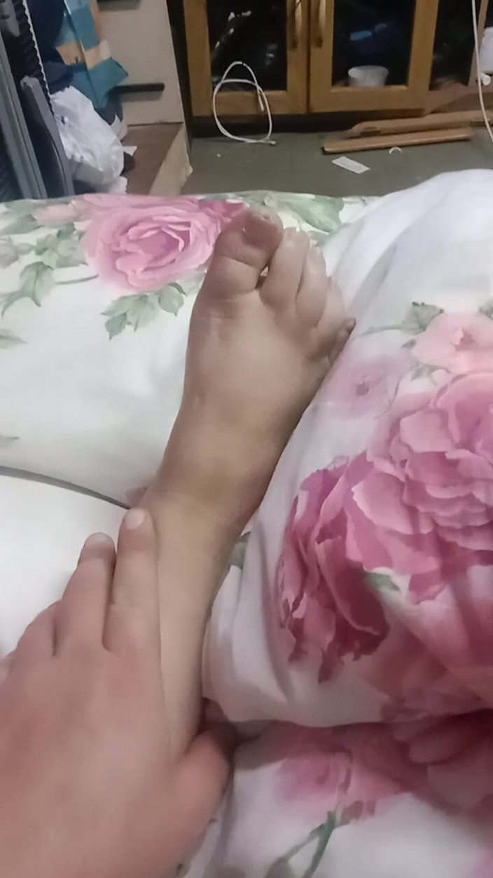 Footfetish productions: Tajně se odvážu k noze macechy