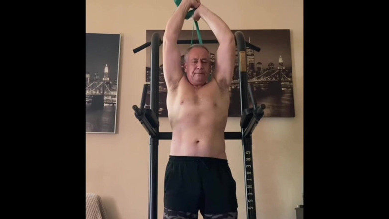 Alex Igogo: 家でのジム、喫煙とオナニー