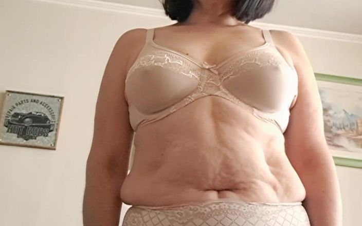Mommy big hairy pussy: Montre de la lingerie blanche