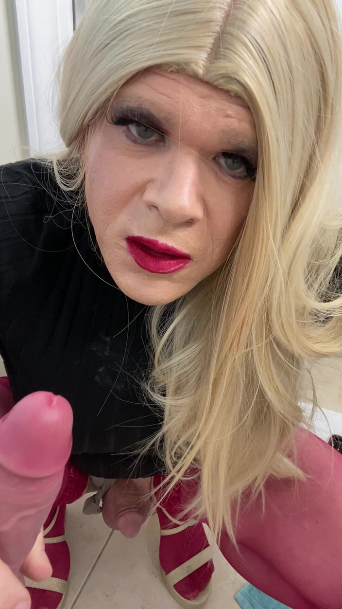 MadisonCD2025: Una sissy arrapata trans travestita quasi viene su un cazzo...
