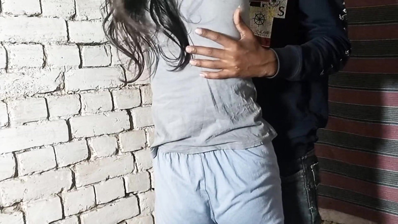 Shivanibaby: La chatte vierge d’une fille du village se fait baiser...