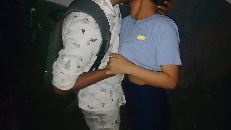 NikiRathod: Dedilhado, Beijando Atrás Do Caminhão Com Divya - Série Boquete