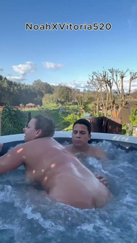 Venkovní sex se sexy blonďatou milfkou ve vířivce - jacuzzi