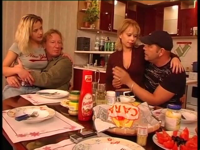 My porn family: Modelka - Una Famiglia Modello (Celý porno film)