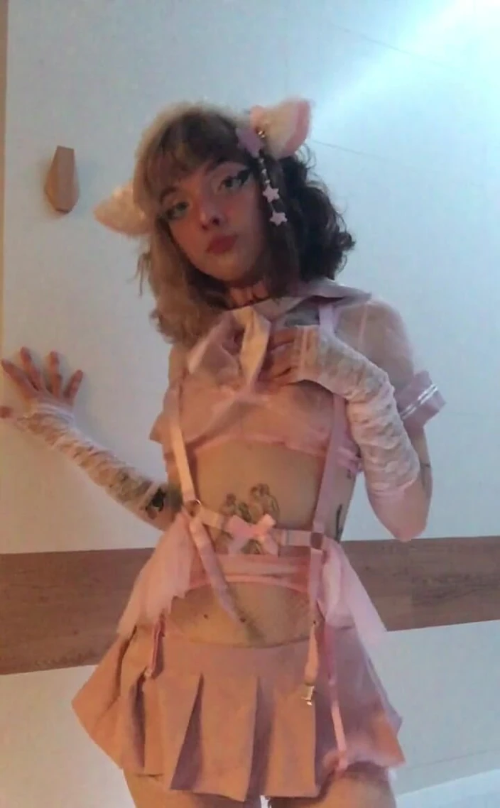 Soft Vulgar: Teen dễ thương nhảy múa trong bộ đồ lót màu hồng