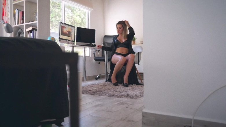 Santalatina: Andrea Garcia modelliert ihre schuhe