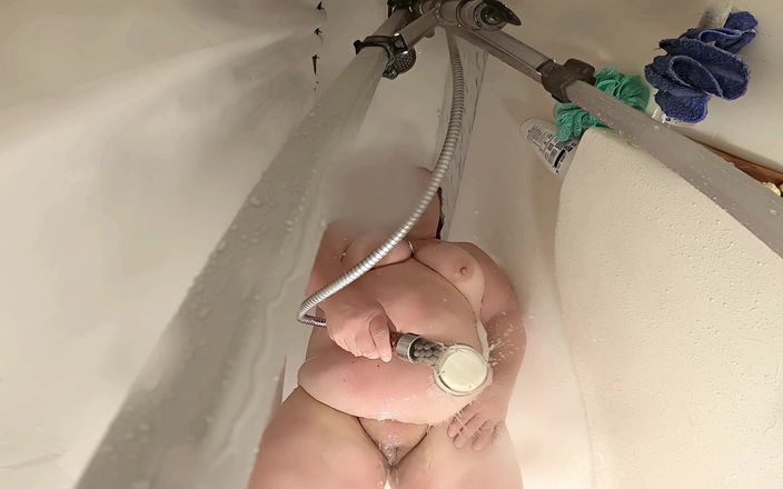 Sexy NEBBW: 用我的震动棒洗澡