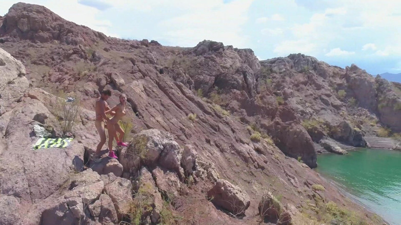 Sparks Go Wild: Berkongkek dan menghisap di atas gunung