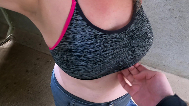 Bouncy Tits Action: โดนลงโทษหน้าอกแก้ผ้าในอุโมงค์
