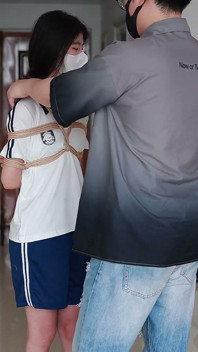 Nevinná přítelkyně je svázaná lany ve své vysokoškolské uniformě