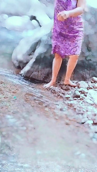 Prdelatá žena plave nahá ve vodě a šuká do vody na venkovní řece