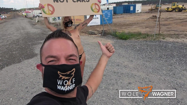 Wolf Wagner Com: टेस्ला विरोध! बड़े अच्छे के लिए नग्न! Kitty Blair पूरी तरह से नग्न होकर दिखाती है!