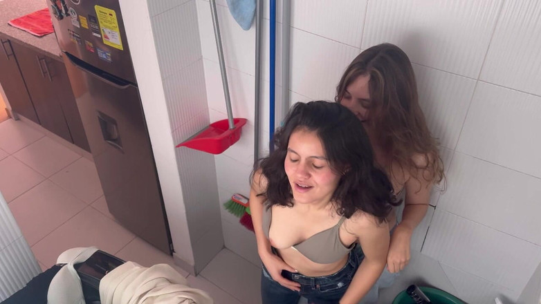 scarlettandc: Lesbian Bercinta Di Bilik Pakaian