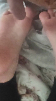 O Okurken Arkadaşlarının Ayak Tabanlarıyla Oynuyor.