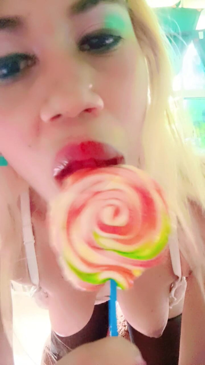 Barbychocolat: Seksi genç kız çıplak kapılar vücudunu ateşli seksi sevişiyor