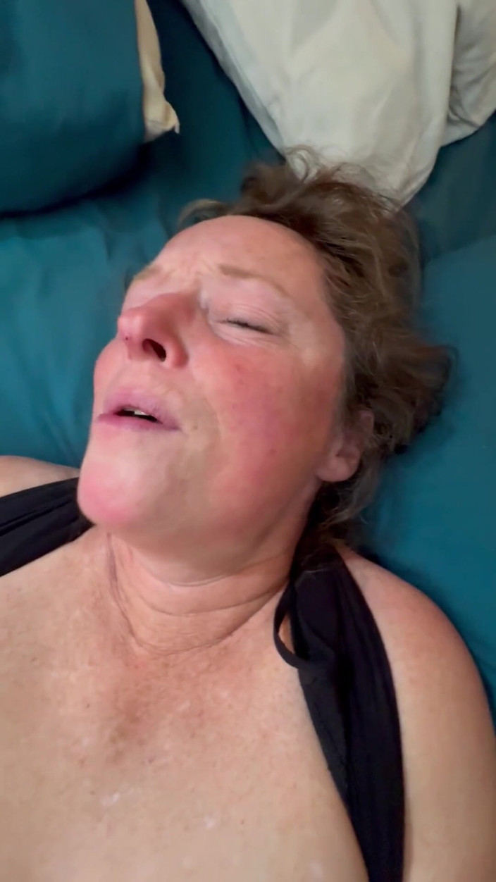 Bonewizzard69: Tante seksi dengan toket besar alami lagi asik muasin memeknya...