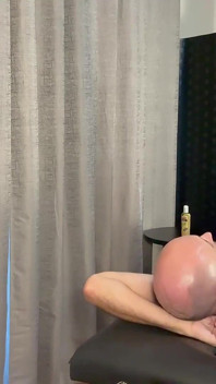 Cher Woods usa manos y tetas en masaje de alivio del estrés