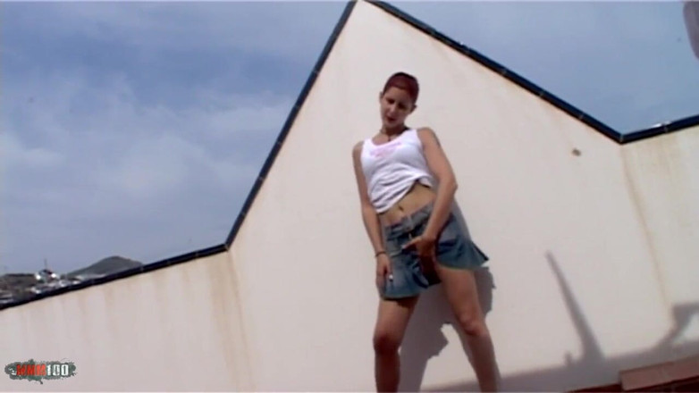 MMM100: Katia: Geile Katia strippt auf der Terrasse