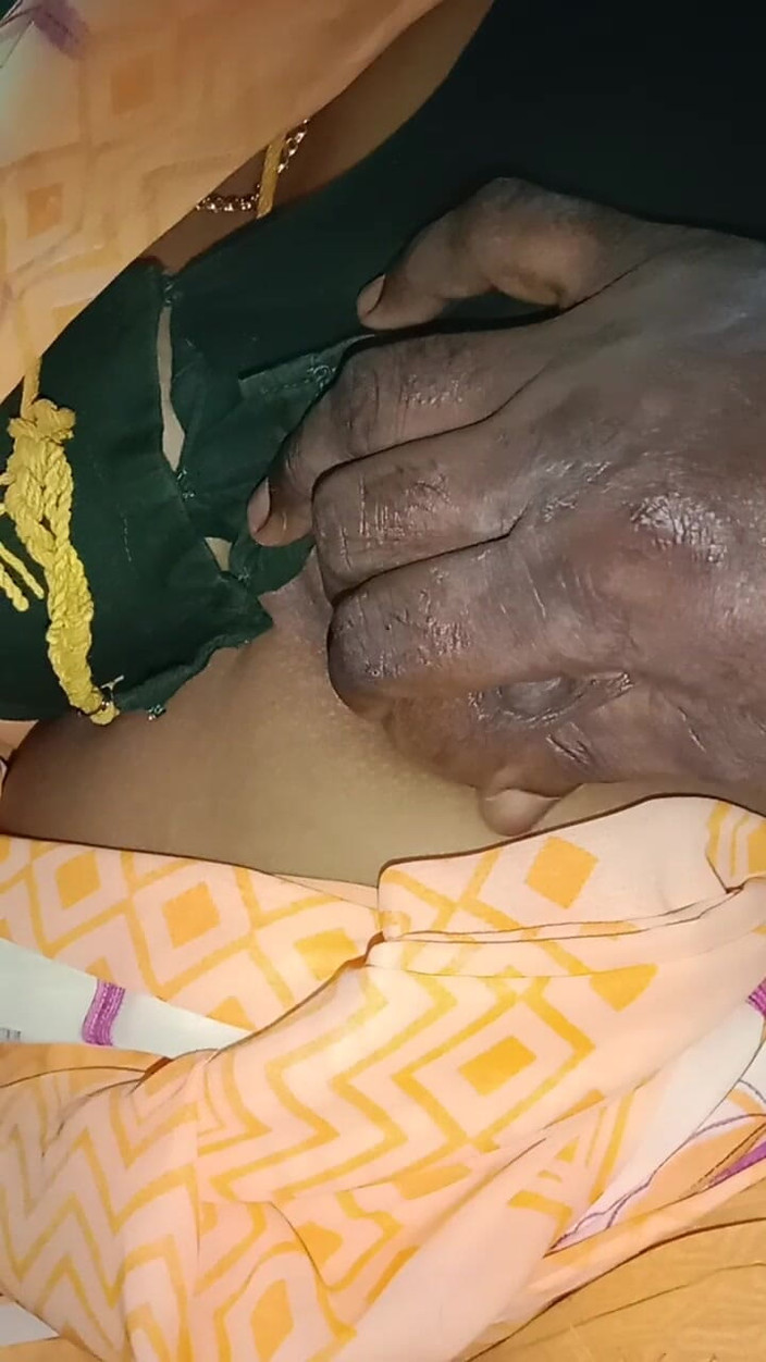 Tamil Anti Uma: मेरे पड़ोसी की आंटी ने मुझे फोन किया जब उसका पति दूर था, इसलिए मैंने जाकर उसकी चूत में उंगली की
