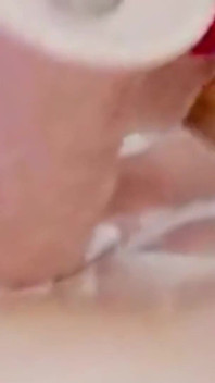 Scopa una figa cremosa con un grosso dildo