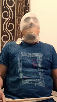 Meia-calça, escravidão com capuz, humilhação para marido amordaçado!