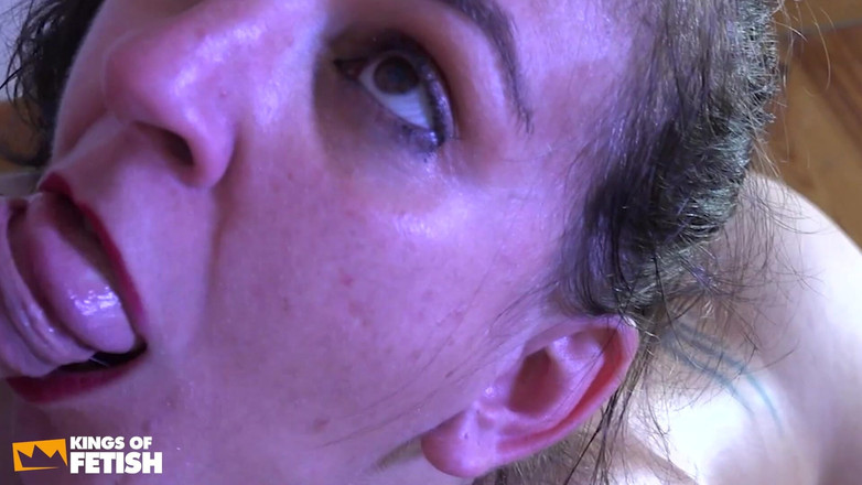 Fixed on Mature: 黑发病人在被她的老医生深深肛交后撒尿