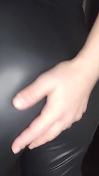 Kun je de volledige 10 minuten van mijn perfecte kont meegaan in een wetlook-broek