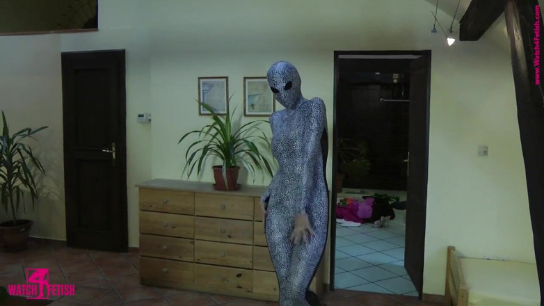 ZentaiDolls: Strip hebat di zentai catsuit