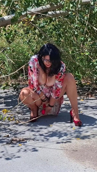 O curvă matură sexy a fost prinsă cu orgasm în pădure
