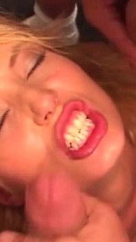 Nienasycona blondynka Coed Kelly bierze każdego oferowanego kutasa