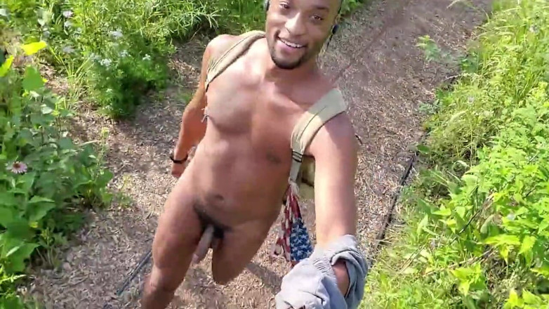 Kennie Jai: Kennie Jai merge în parc lângă râu cumpletely goală!