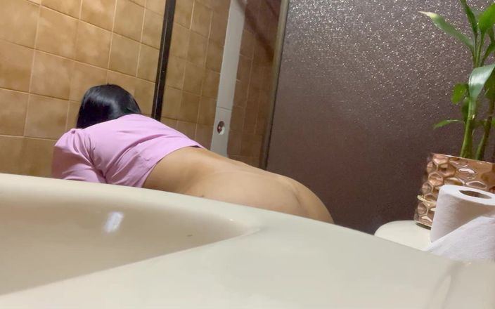 Katrina 4 deluxe: Public Bathroom Camera Records Extra Ass Nurse