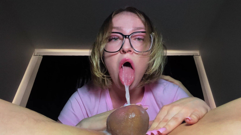 KissAllisse: The Cock Fills Her Mouth Until It Reaches Throatpie