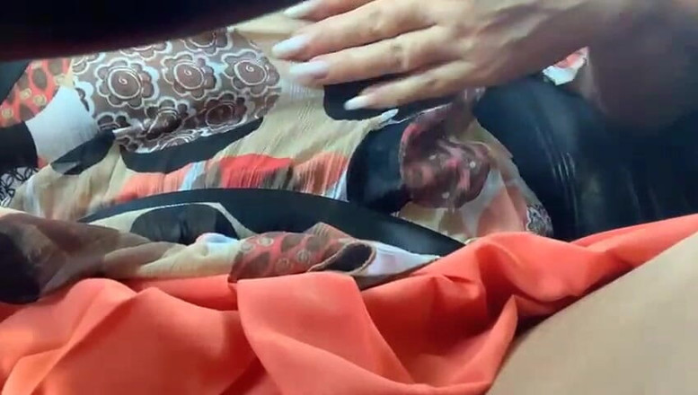 Step Mommy: 欲火中烧的熟女人妻在公共场合露出并抚摸她湿润的阴户