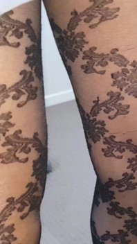 무늬 팬티 스타킹을 입고 섹시한 다리를 보여주는 Dani