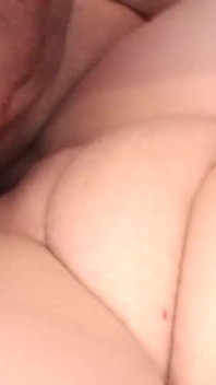 La troia bbw cavalca il cazzo del tipo sul divano