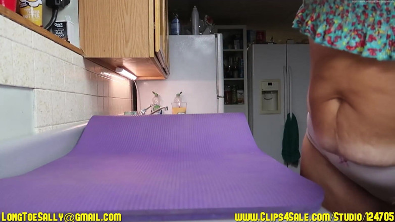 Long Toe Sally Big Buns: Kabinen-MILf teil 2