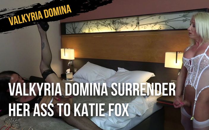 Valkyria Domina: Valkyria Domina geeft haar sappige kont over aan Katie Fox