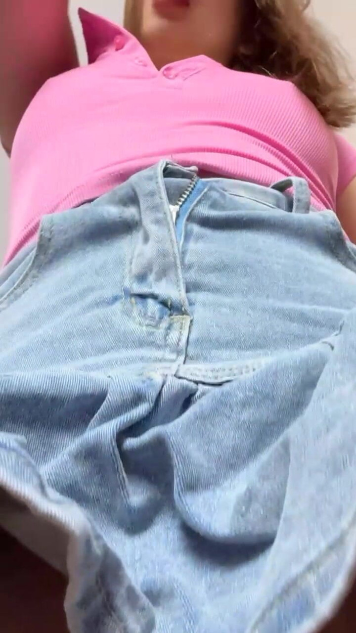 Adalyndiary: Memek becek gadis hot rambut pirang dengan rok mini tanpa...