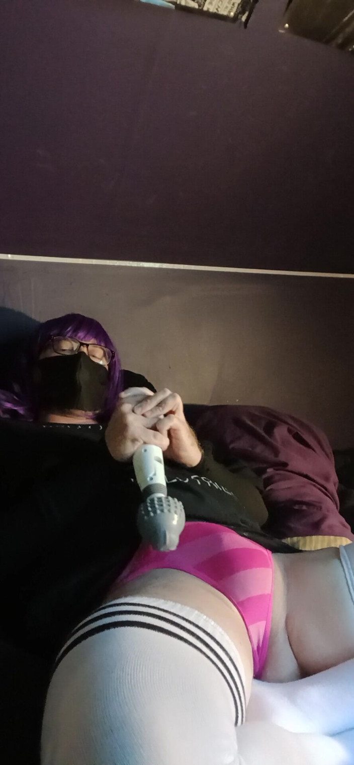 Raven LeSynn: Vibrador masturbação e gozando através da calcinha com Raven Letrap