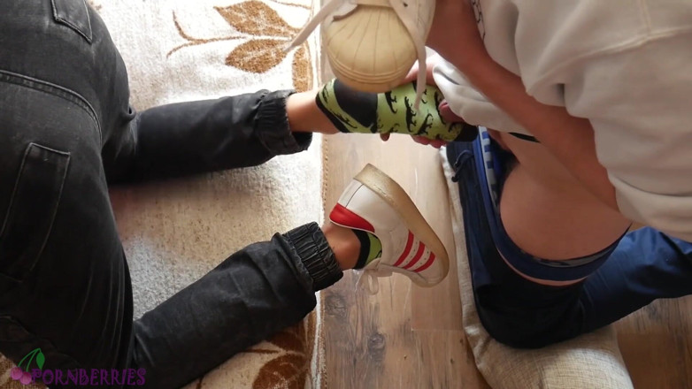 Ethan Alex: Scarpe da ginnastica e calzini sudati sega con i piedi,...