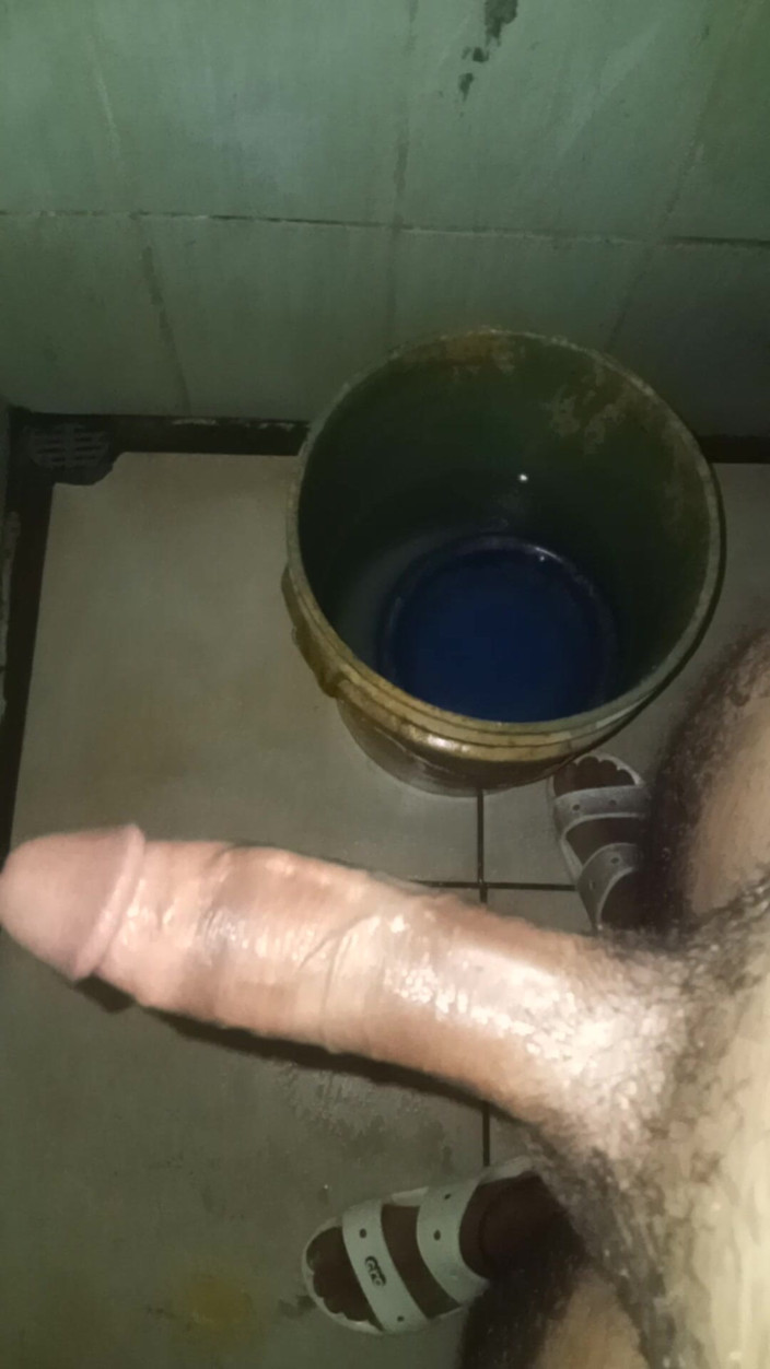 Cute boy jerks off: Homem magro agarra seu pênis como um brinquedo e começa...