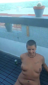 Mijando na boca um do outro e engolindo