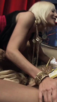 Une belle ado se fait baiser par une MILF excitée