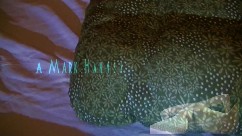 Mark Hannes: Masturbazione a letto nudo con la gobba