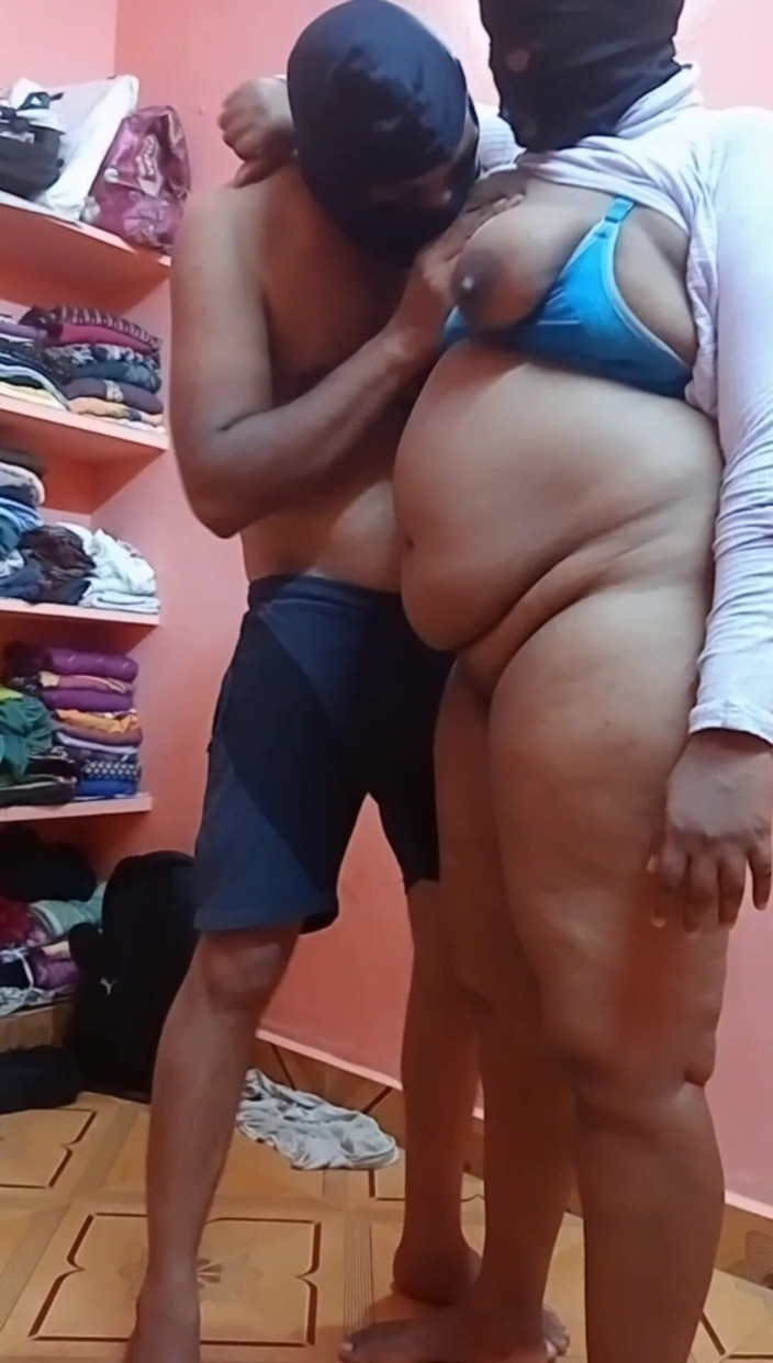 Benita sweety: 三个男孩与一个阿姨一个一个地发生性关系