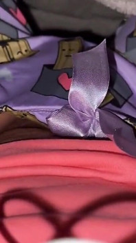 Aku tidak bisa berhenti menyentuh vaginaku
