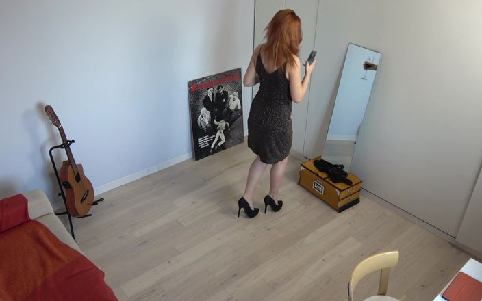 Milfs and Teens: Zrzavá milfka v černé sukni dělá sexy selfie před zrcadlem
