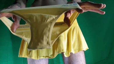 HeIsSooThin: Thong kuning gebu di bawah skirt kuning